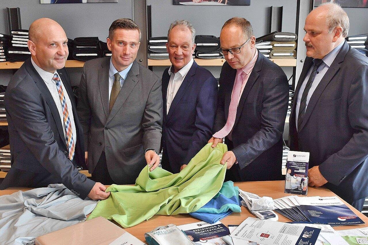 Saský ministr hospodářství Martin Dulig navštívil saské výrobce a textilní výzkum  